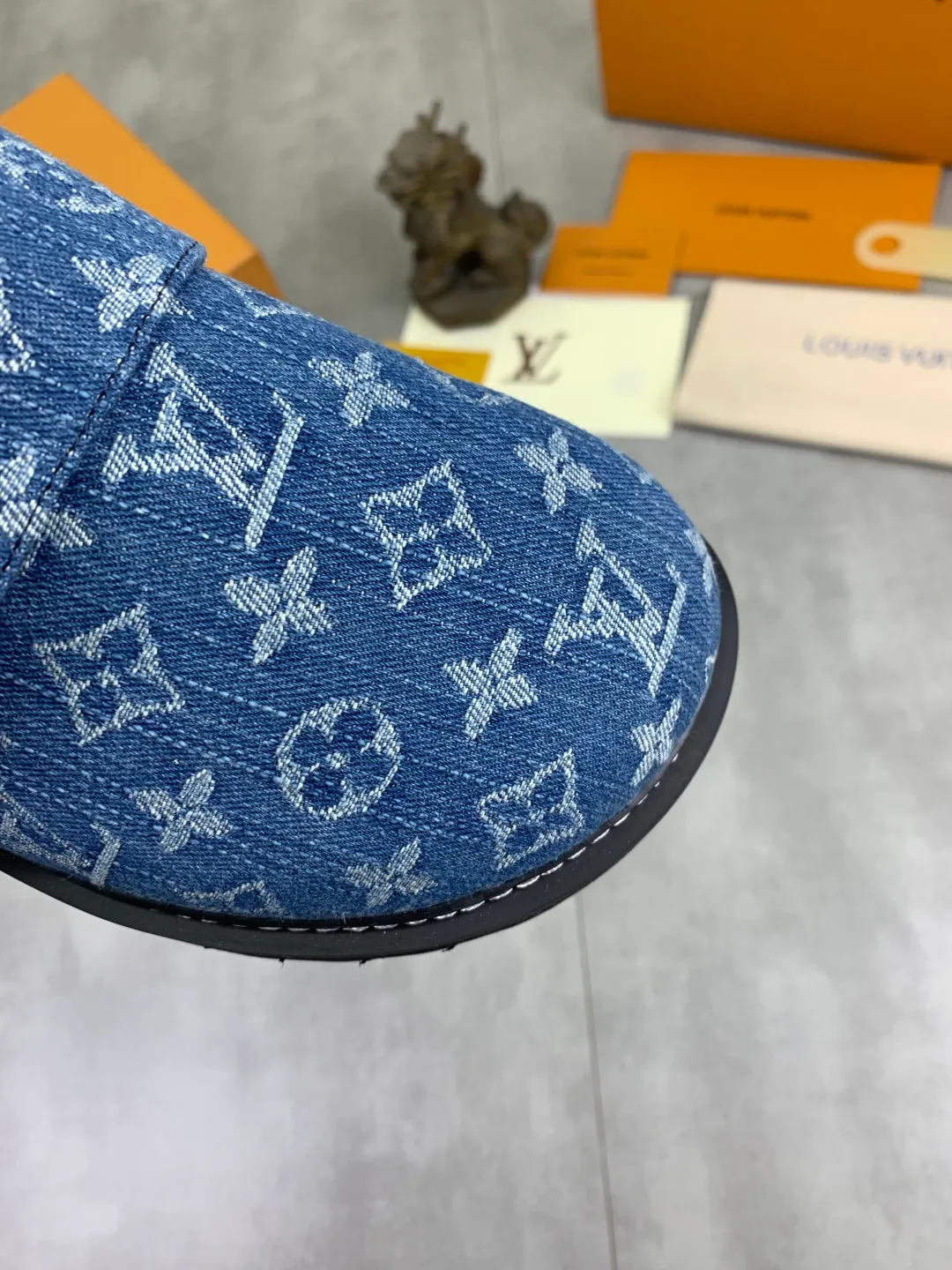 Men's Men's Shoes P480 New Couple Style LV Louis Vuitton L Family Donkey Brand Latest Easy Series Birkenstock Baotou Thick Sole Wool Slippers Sandals Original purchase, development and production This LV Easy sandal is made of suede cow leather, with Monogram pattern to highlight the trendy style. Adjustable straps with illuminated LV letters, flexible insoles and micro outsoles provide a light and comfortable experience. Exquisite packaging at the delivery counter 🛍📦 ▪️Fabric: Original custom imported first-layer cowhide ▪️Inner lining: Original customized warm wool lining ▪️Outsole: Original open-molded rubber foam material ▪️Sole thickness: 4CM ▪️Size: Men and women 35-45